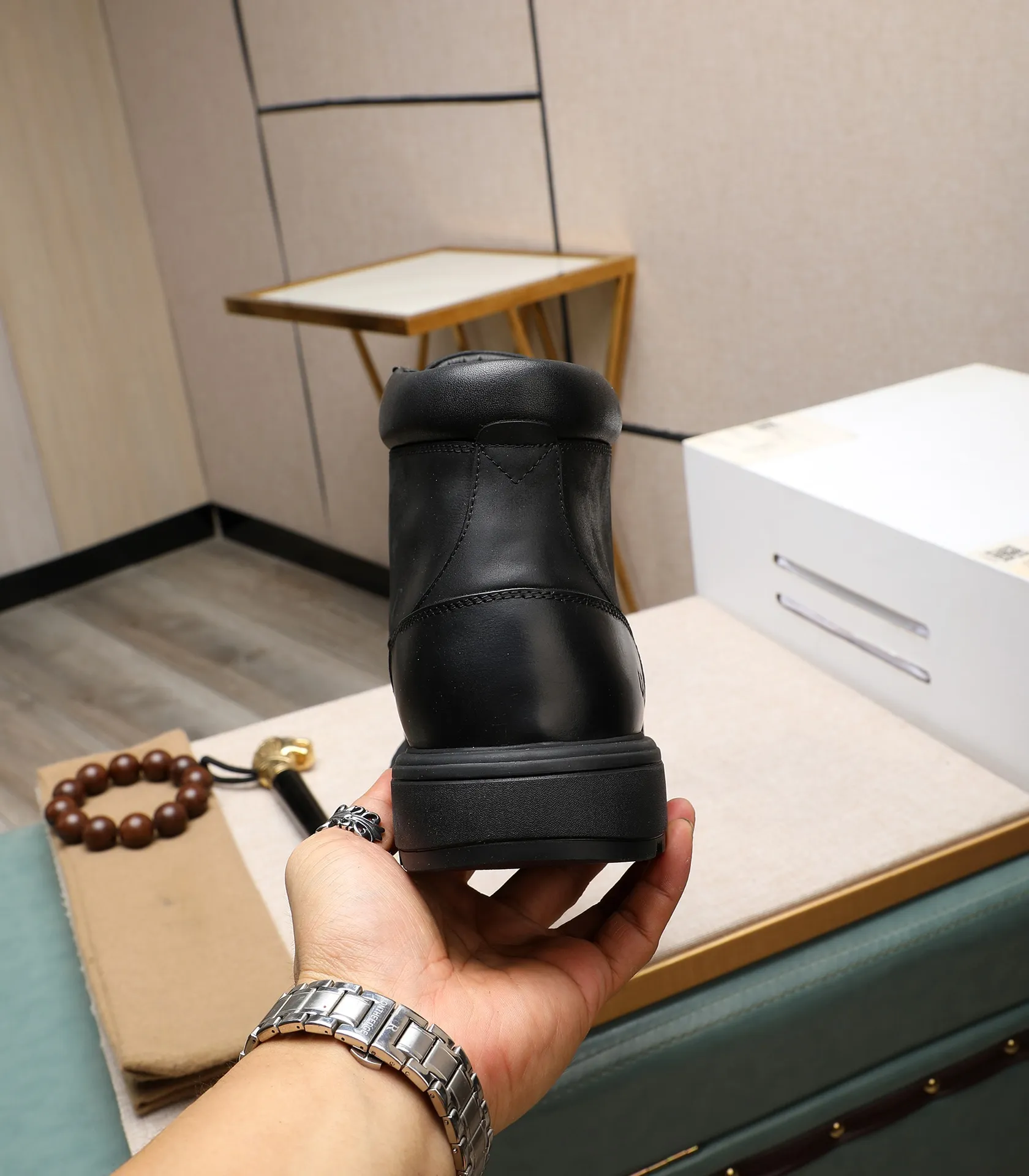 Men's men's shoes💰640 UGG (100% genuine wool lining, 10% off for fake ones) Please pay attention to the quality of the original order and compare the thickness of the wool🏮🏮Hot-selling UGG from Australia's warm luxury brand men's shoes, the official website is synchronized, Beckham men's style..., made of imported top-layer waxed cowhide, waxed toe cap, Australian real wool velvet lining Carefully sewn...Imported rubber Martin boots outsole (comfortable, soft and wear-resistant). I really like the quality..Exquisite workmanship. You can't put it down at first sight. Size 39-44